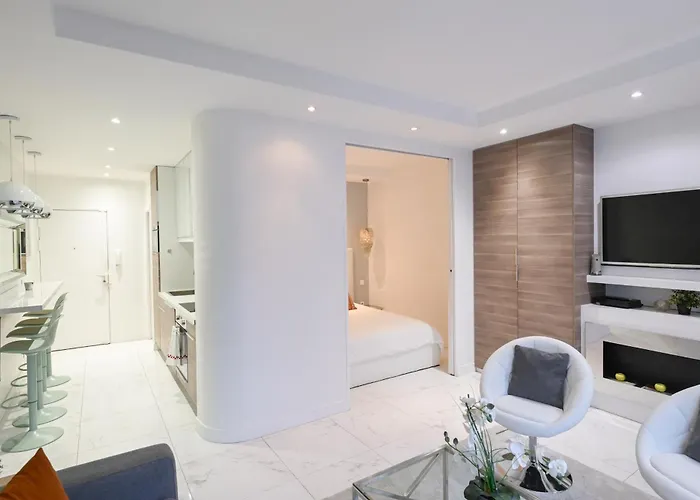 Modern & Peaceful 1bd By Champs-elysees With Ac