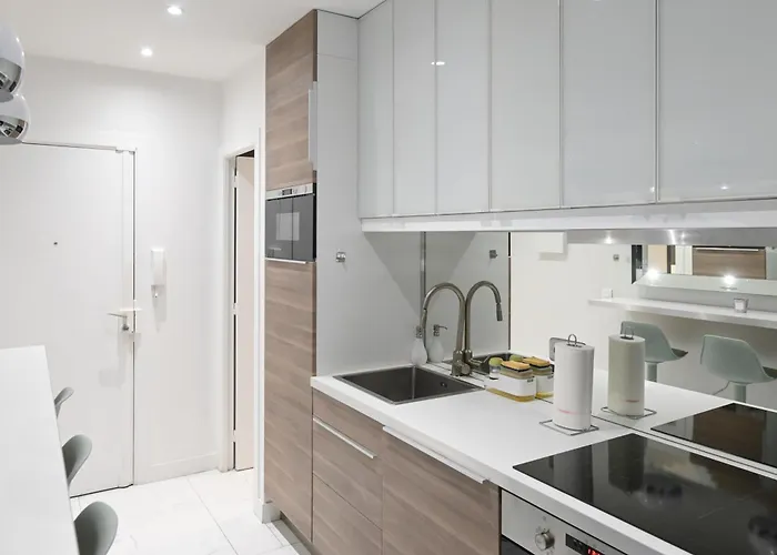 Modern & Peaceful 1bd By Champs-elysees With Ac Apartman